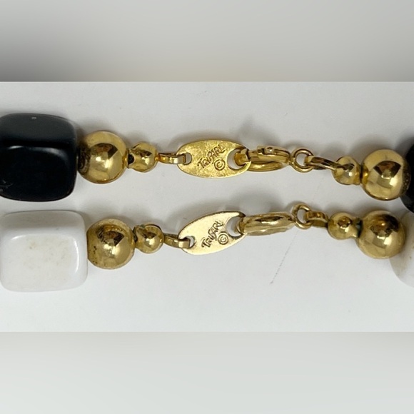 Trifari Jewelry 8 Pieces Lot Earrings Necklaces Brooches Peacock - Picture 10 of 13